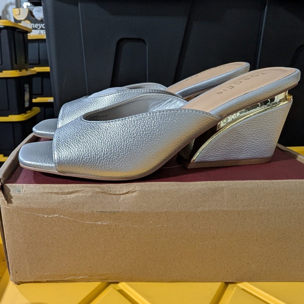 Torgeis Carissa Silver Metallic Wedge Mule Sandals Gold Accent Heel Size 9 NEW